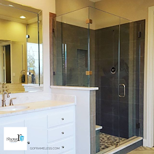 Framed-vs-Frameless-Shower-Doors-Which-One-is-Right-for-Your-Remodel 0